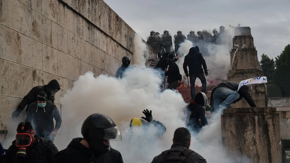 Μήνυση από τον Ιατρικό Σύλλογο για τα ληγμένα και απαγορευμένα χημικά κατά των διαδηλωτών στο Σύνταγμα